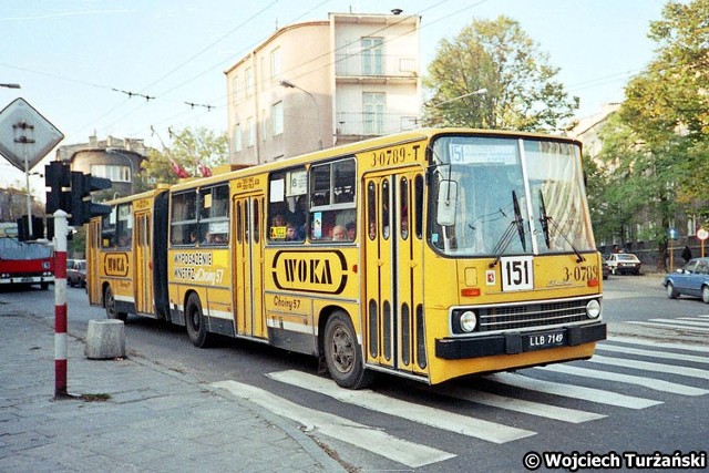 Lublin, 1992 r. Trolejbus w wersji przegubowej marki Ikarus