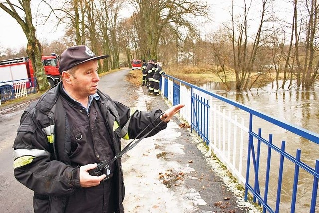 Komendant gminny OSP w gminie Białogard w poniedziałek na moście w Rzyszczewie. Tu 17 strażaków zabezpieczało brzeg workami z piaskiem.