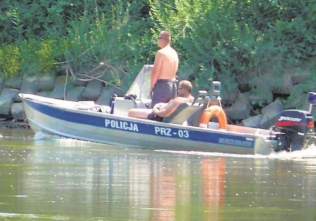 Wodny patrol policji na Sanie w Stalowej Woli, do akcji patrolowej włączyła się także jednostka wodna Ochotniczej Straży Pożarnej.