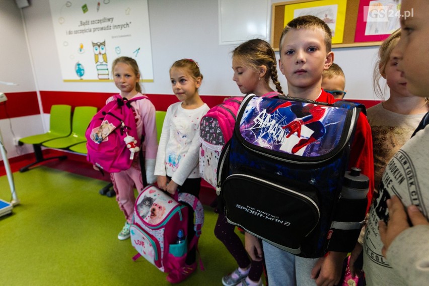 Dzieci noszą za ciężkie tornistry. W szkołach trwa ważenie. Sanepid apeluje do rodziców                                                 