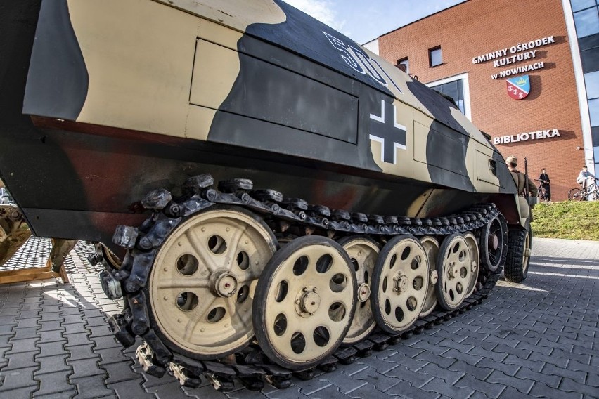 Niemiecki transporter opancerzony Sdkfz 251 przed "Perłą" w...