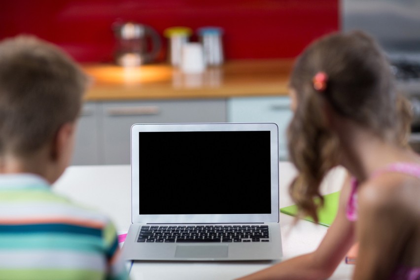 Bezpieczny internet dla dziecka. Sprawdź, jak zadbać o pociechę w sieci