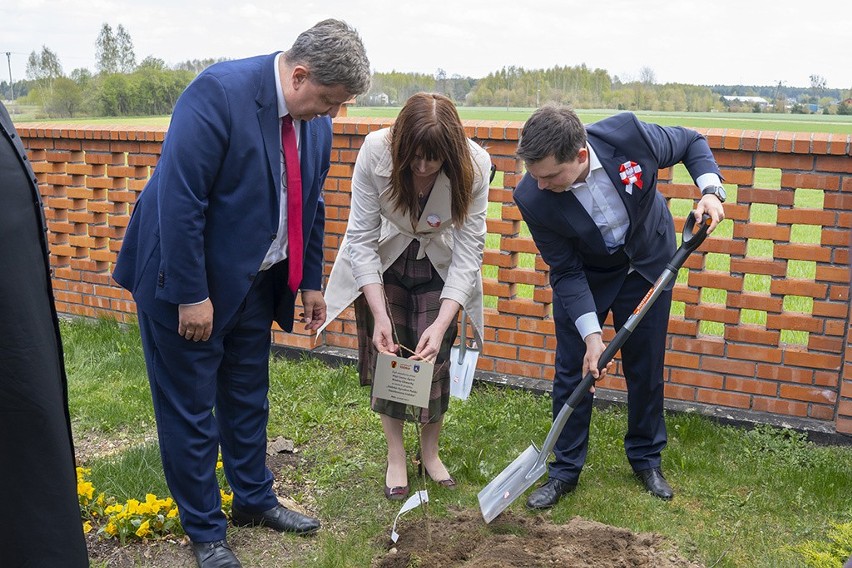 Przybędzie nowych drzew w powiecie zgierskim. Projekt zainaugurowali mieszkańcy Białej