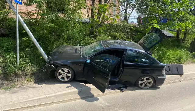 Rozbite BMW, którym 39-latek uciekał przed policją