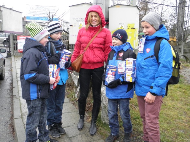 Zbiórkę pieniędzy dla WOŚP prowadzą dzieci ze Szkoły Podstawowej Fundacji Elementarz w Podzamczu