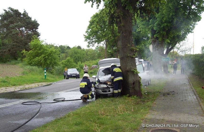 Wypadek w Moryniu. Samochód uderzył w drzewo i stanął w płomieniach [zdjęcia]