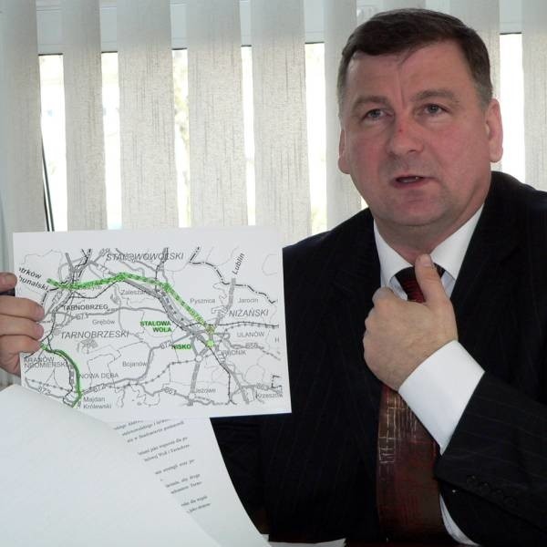 Wiesław Siembida pokazuje planowany przebieg ekspresowej drogi S-74 przez nasz region.