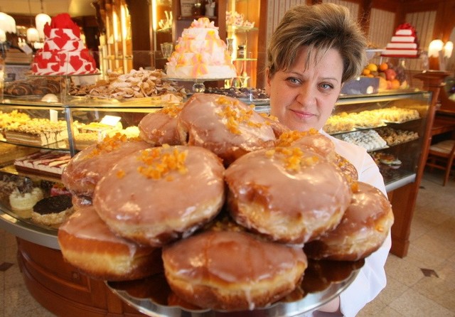 Lidia Broniś, szef produkcji w kieleckiej cukierni Świat Słodyczy &#8211; dawne Sołtyki zaprasza  na świeże i ciepłe pączki.