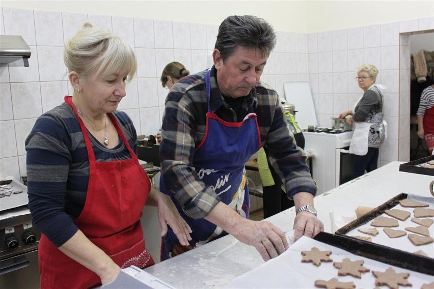 Pieczenie pierników w Chrząstowicach.