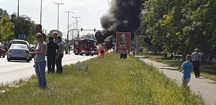 Dwa pożary aut w Toruniu. Prawie w tym samym czasie zapaliło...