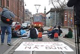 Młodzi aktywiści blokowali ul. Jagiellońską w Bydgoszczy. Usiedli w kręgu złączeni rurami. Policja użyła siły. Po co to wszystko?