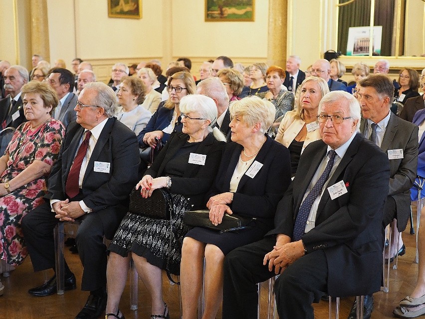 Świętowali 50-lecie dyplomu lekarskiego. Absolwenci Akademii Medycznej, a także Wojskowej Akademii Medycznej znów dostali dyplomy