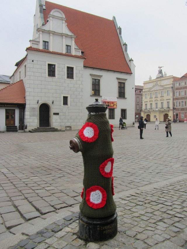 Poznańskie hydranty oraz zasuwa znajdująca się przy ul.Garbary przybrane zostały w powstańcze rozetki