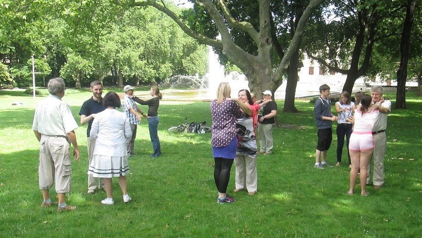 Osoby głucho-niewidome ćwiczyły samoobronę w parku...