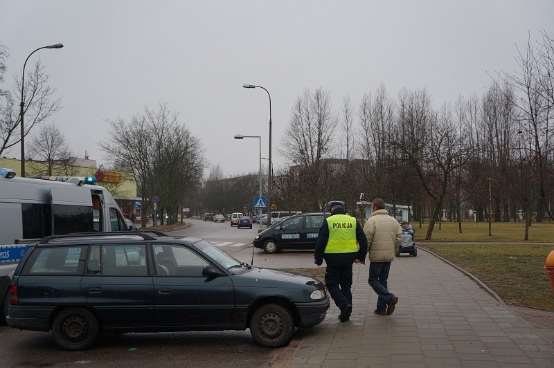 Ul. Piastowska. Trzylatek wypadł z opla na zakręcie (zdjęcia)