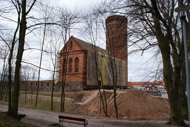 Zamek krzyżacki w Człuchowie. Do wieży przylega dawny kościół ewangelicki