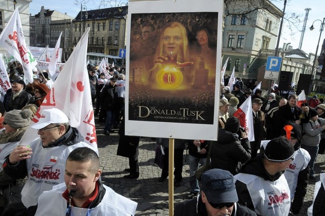 Koniec z umowami śmieciowymi! Boli nas, że rząd nie zrobi czegoś, by je ukrócić. Pracujemy w Mondi, mamy pracę, będziemy mieli emerytury, ale to nie tylko o nas chodzi, O nasze rodziny. Ale o pracowników zatrudnianych na umowy w innych zakładach pracy, które nie gwarantują im odpowiednich świadczeń - spokojnie wyjaśniał, dlaczego przyjechał na pikietę Andrzej Żochowski, z &#8222;Solidarności&#8221; w świeckim zakładzie. - Tu chodzi o solidarność z tymi, którzy nie widzą przyszłości, z przyszłymi pokoleniami. 