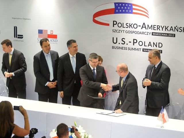 Podczas Polsko-Amerykańskiego Szczytu Gospodarczego Janusz Zakręcki, prezes PZL, oraz Mick Maurer, prezes Sikorsky Aircraft Copr.., podpisali umowę na produkcję w Mielcu kabin helikopterów BLACK HAWK dla armii USA.