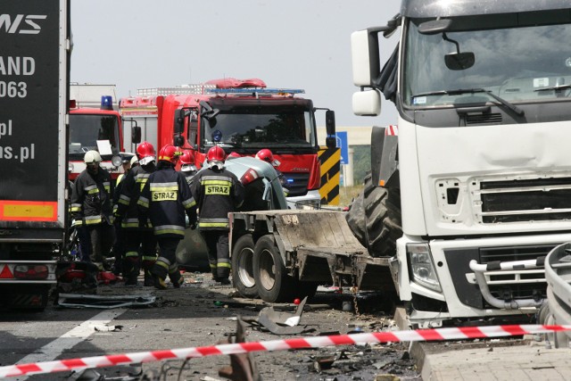 Wypadek 5 tirów na A4 pomiędzy węzłami Kąty Wrocławskie i Pietrzykowice (jezdnia w kierunku Wrocławia).