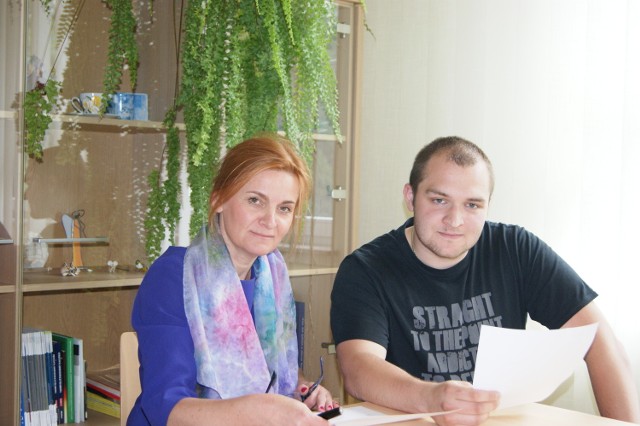 Małgorzata Kabata-Żbik, dyrektor US w Zakopanem, ze swoim stażystą Jakubem Jonkiem