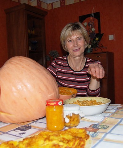 Alicja Jakubowska prezentuje wykonane przez siebie potrawy z dyni