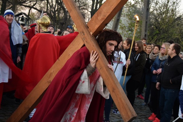 W Kruszwicy odbyło się Kujawskie Misterium Męki Pańskiej. Wraz z wieloma mieszkańcami miasta i okolicznych miejscowości uczestniczyli w nim prymas Polski Wojciech Polak oraz wojewoda Mikołaj Bogdanowicz.