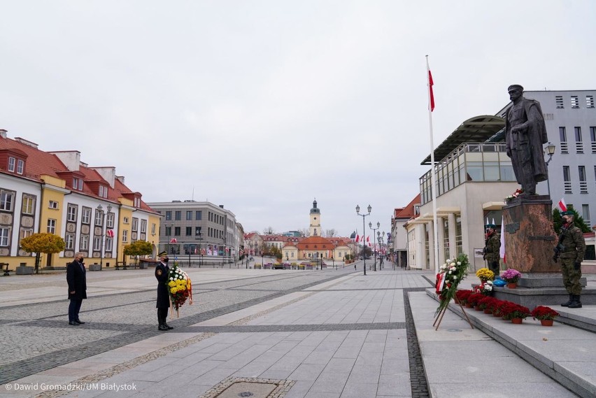 Obchody 102 rocznicy odzyskania niepodległości w Białymstoku. Władze składają kwiaty (zdjęcia)