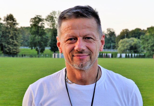 Wojciech Skrzypek, mając 55 lat, z powodzeniem występuje w barwach Wielmożanki, w olkuskiej klasie A