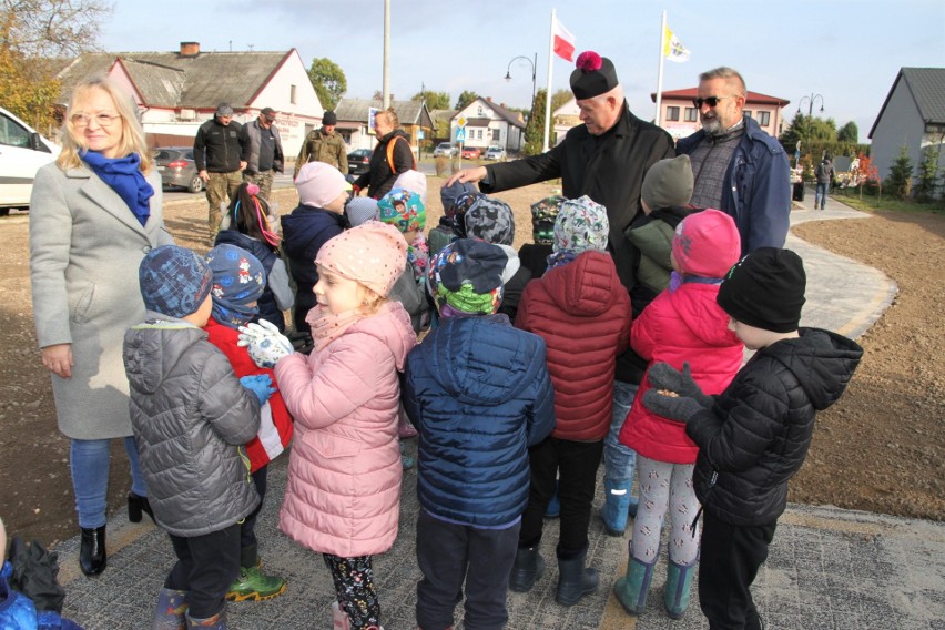 Dzieci z przedszkola w Wierzbicy posadziły kwiaty i w ten sposób uczciły pamięć o Janie Pawle II [ZDJĘCIA]