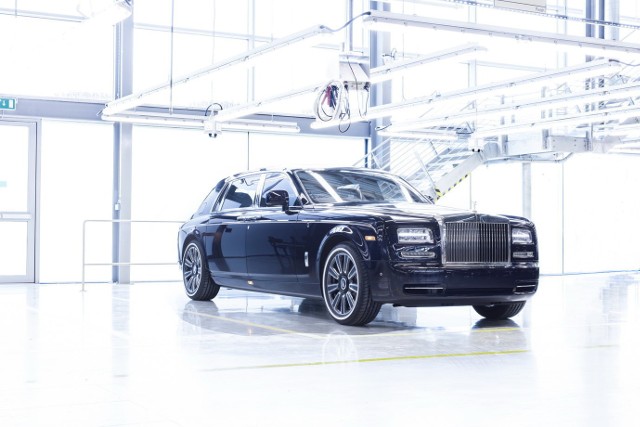 Rolls-Royce PhantomSamochód posiada lakier lakier Blue Velvet, a statuetka Spirit of Ecstasy została wykonana z litego srebra. Wykończenie kabiny stanowi połączenie drewna oraz bieli.Fot. Rolls-Royce