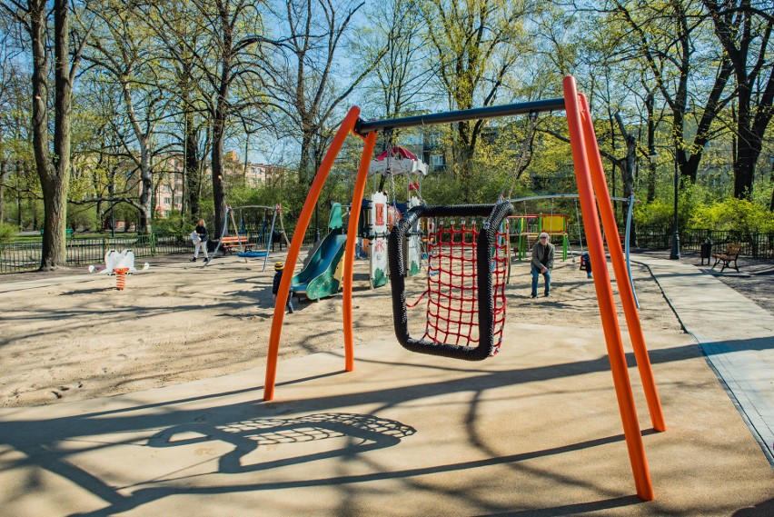 Skontrolowano huśtawki, zjeżdżalnie, drabinki na placach zabaw w łódzkich parkach