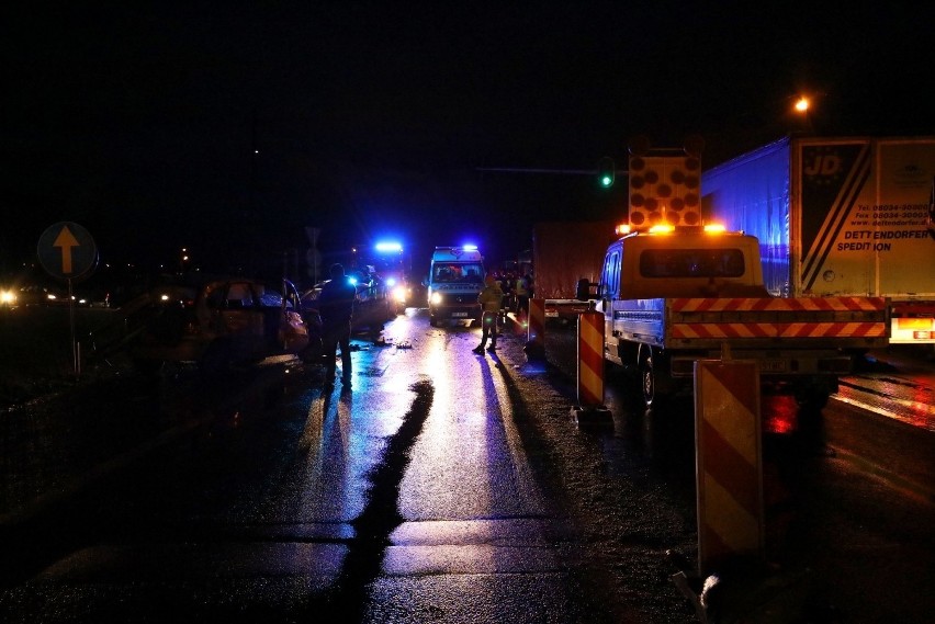 Wypadek w Twardosławicach na skrzyżowaniu z A1. Ciężarówka...