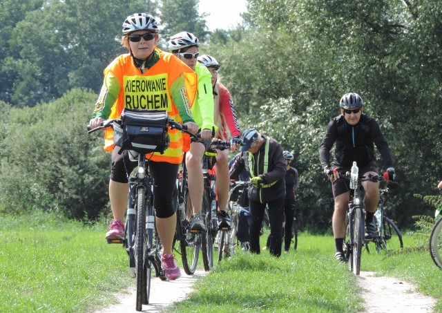 Klub Turystyki Rowerowej "Kujawiak" zaprosił cyklistów do wyruszenia na trasę Śladami Jana Kasprowicza. Z oferty skorzystało ok. 60 cyklistów