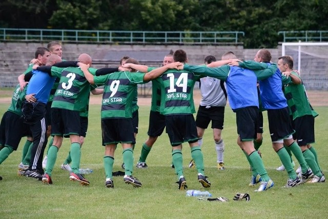 Zawodnicy Staru Starachowice cieszą się po pokonaniu Stali Kunów 2:1.