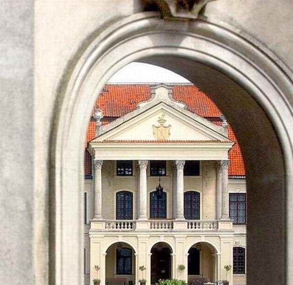 7 milionów złotych z budżetu naszego województwa trafi do rodziny Zamoyskich za zrzeczenie się roszczeń do pałacu w Kozłówce.