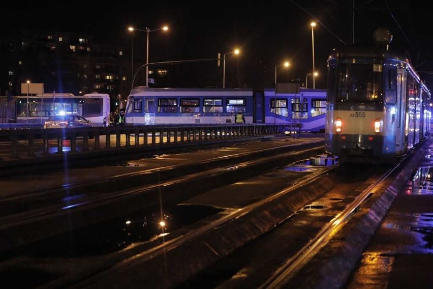 Kraków. Zderzenie tramwaju z autobusem na al. Jana Pawła II. Są ranni [ZDJĘCIA]