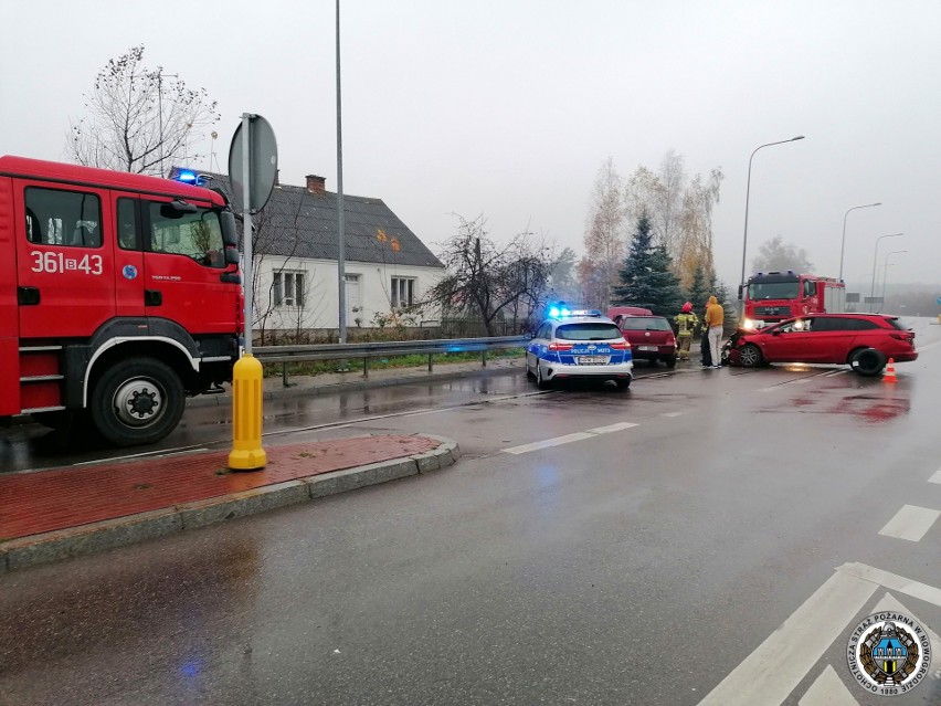 Wypadek w Nowogrodzie. Zderzenie Volkswagena z Oplem