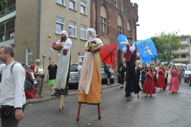 Festiwal Kultury Dawnej rozpoczynał się barwnym korowodem ulicami miasta. Odbywał się w czerwcu, w rocznicę wjazdu króla Kazimierza Jagiellończyka.