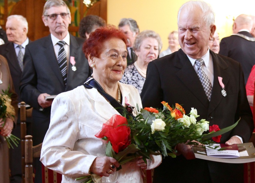 10 par małżeńskich z długoletnim stażem odebrało medale "Za...