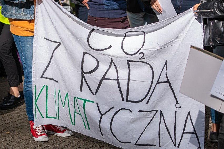 Nowy Sącz. Młodzieżowy Strajk Klimatyczny na sądeckich plantach. Walczą o swoją przyszłość i planetę [ZDJĘCIA]