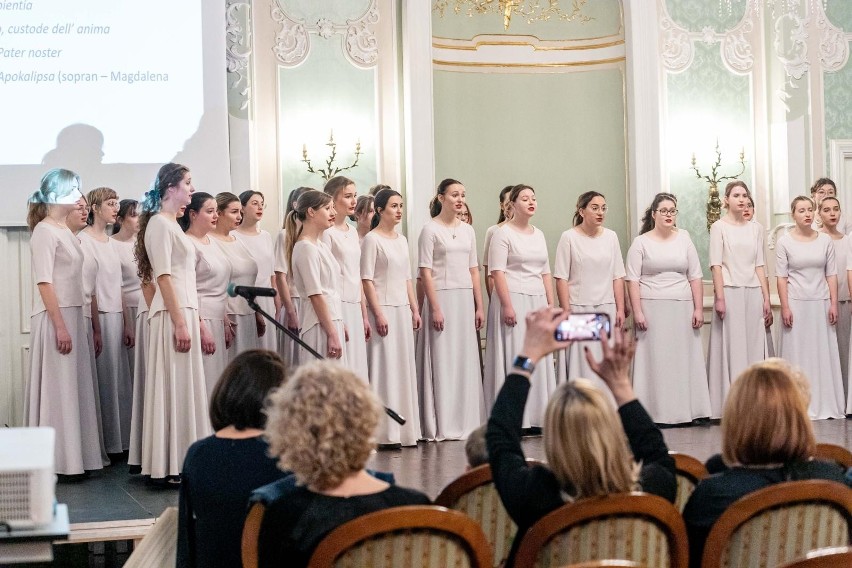 Międzyszkolny Chór Żeński świętuje swoje XV-lecie. W Pałacu Branickich odbywają się jubileuszowe koncerty 