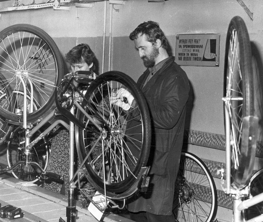 Zdzisław Tylicki przy montażu rowerów.