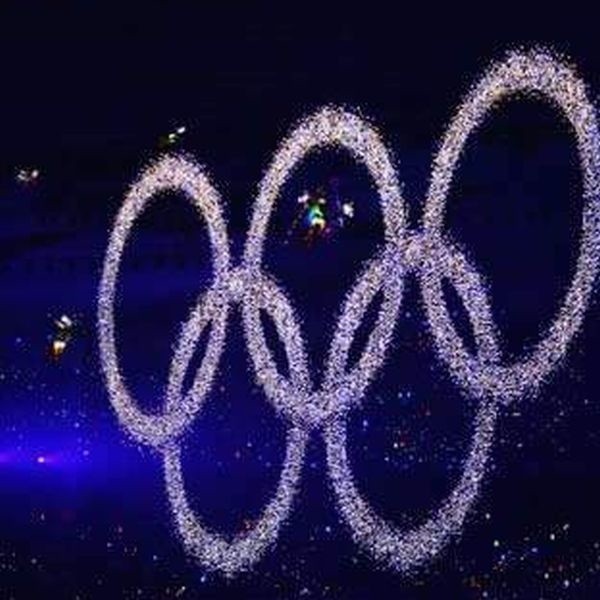 Koła olimpijskie pokazane w czasie uroczystości otwarcia igrzysk.