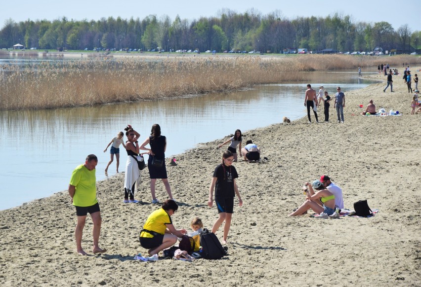 Gorąca niedziela nad Jeziorem Tarnobrzeskim. Mnóstwo ludzi spaceruje, opala się i odpoczywa nad wodą 23 kwietnia 