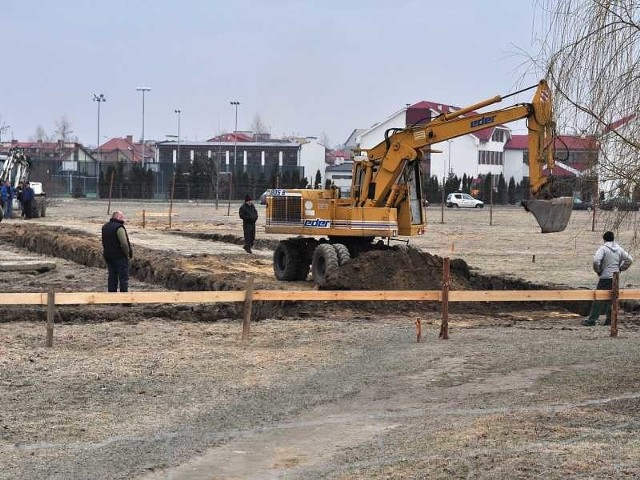 McDonald's w Tarnobrzegu budowany jest u zbiegu ulic Sikorskiego i Wiejskiej na osiedlu Dzików. Restauracja powinna być gotowa na jesieni tego roku.