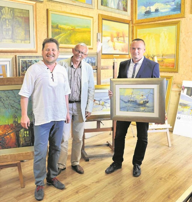 Wacław Jagielski, malarz (z lewej), Marek Ryglewicz, nauczyciel i prezes Stowarzyszenia Sądecki Elektryk oraz Tadeusz Lelito, kolekcjoner, który kupił obrazy. 20 tys. zł wystarczy na kilka stypendiów