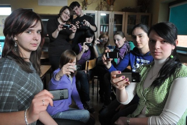 Natalia Buczkowska (z prawej) i Anna Janowska (z lewej) wraz z kolegami z ogólniaka dowiedzieli się na warsztatach filmowych, iż niezłe zdjęcia i filmy można też robić komórką
