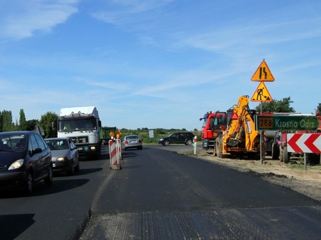 Prace drogowe pod Nowogrodem Bobrzańskim powodują spore utrudnienia w ruchu pojazdów