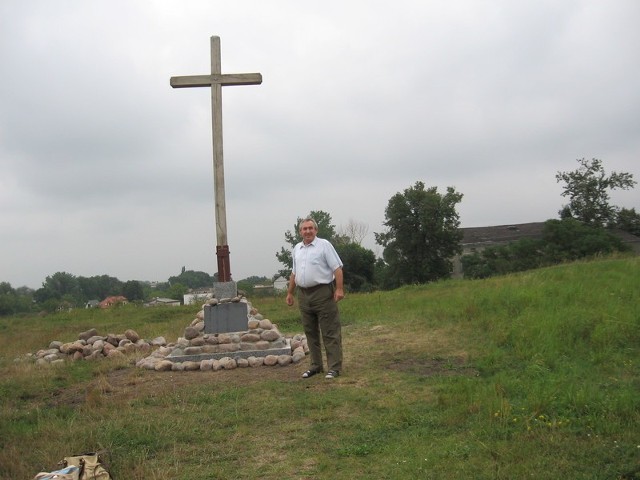 - Na Piotrówce stoi na razie krzyż, a w rejonie grodziska powstanie Park Doliny Rzeki Mlecznej. - Dobrze, że nie czekając na zakończenie badań archeolodzy zapaleńcy już zapraszają radomian na teren grodziska by poznawali swą przeszłość - mówi Józef Pysiak, społeczny opiekun Piotrówki.