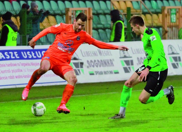 Napastnik Termaliki Wojciech Kędziora (przy piłce) na boiskach ekstraklasy występuje szósty sezon